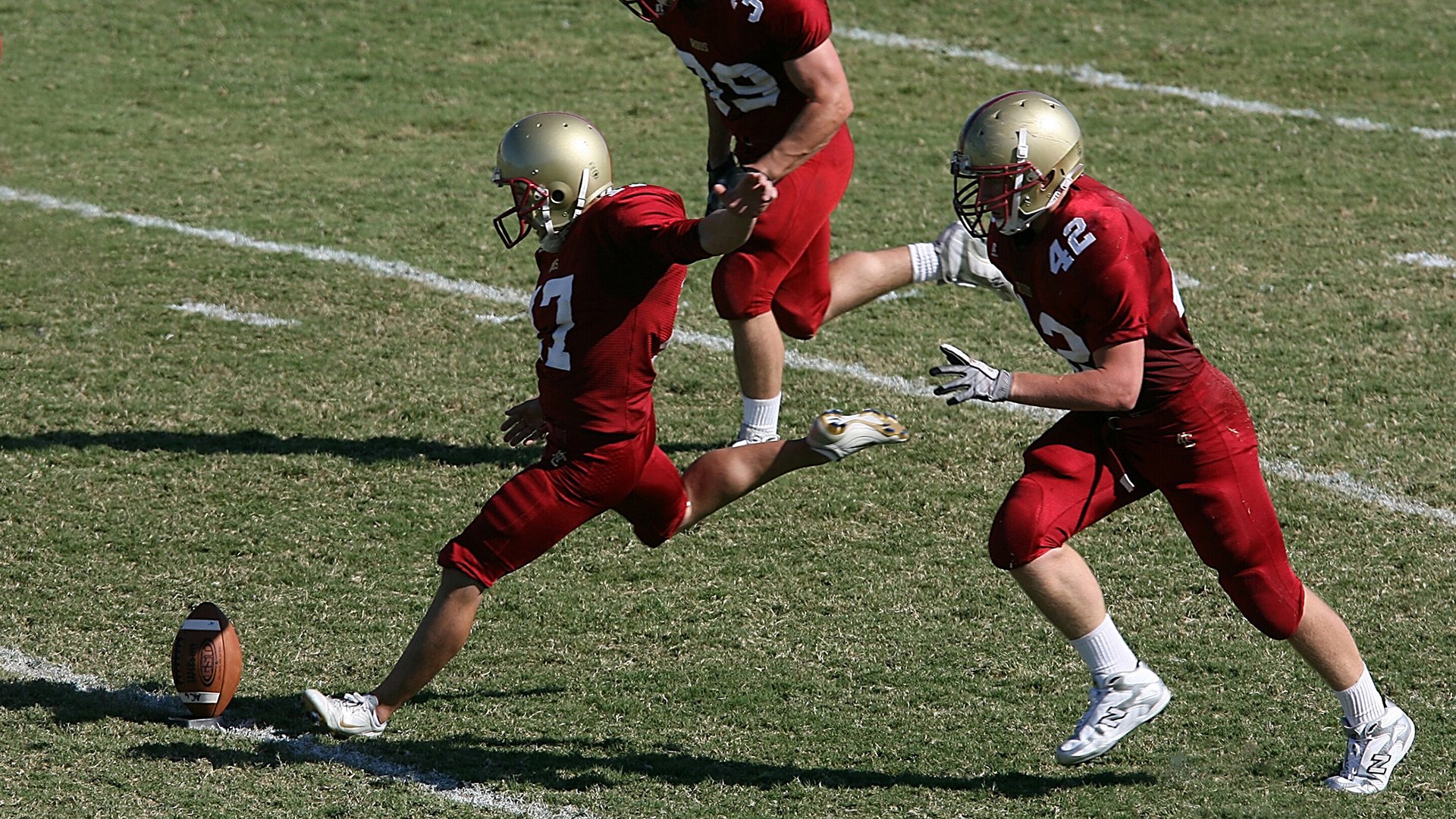 随机拜仁边路传中：多次利用宽度撕裂防线，战术奏效，拜仁左边路