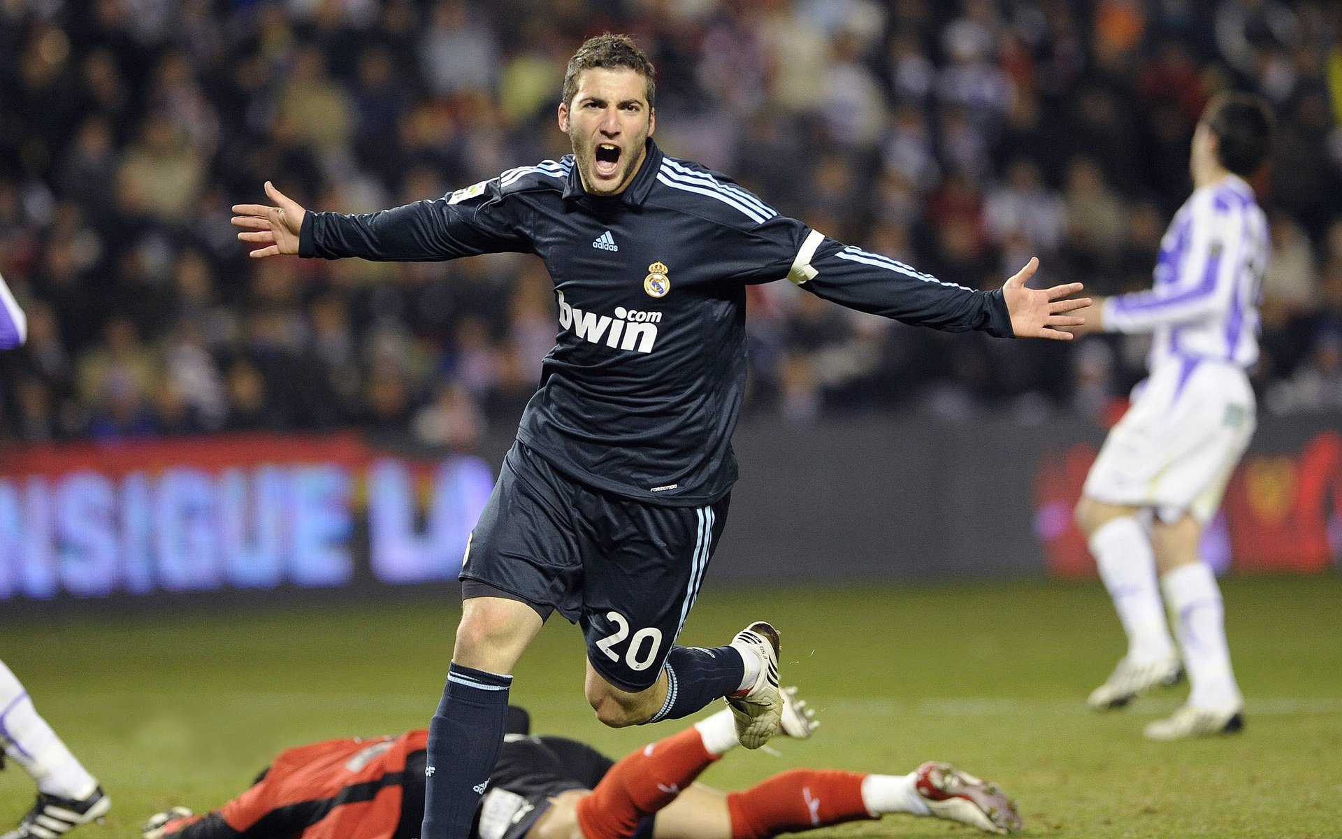 爱游戏 电竞-“亚戈·卡尔曼的全面能力与战术洞察，成为阿根廷美洲狮队的新动力”